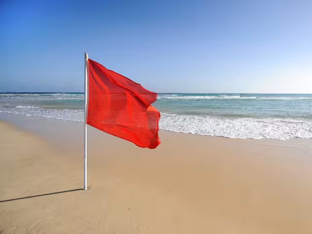 La bandera roja indica un peligro de ingresar a la playa, sobre todo cuando hay fuerte oleaje
