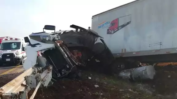 La cabina del tráiler quedó desecha, aunque el conductor resultó ileso por usar el cinturon de seguridad. Foto: Amado