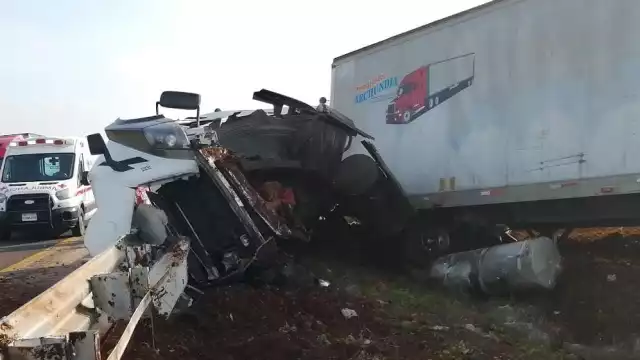 La cabina del tráiler quedó desecha, aunque el conductor resultó ileso por usar el cinturon de seguridad. Foto: Amado