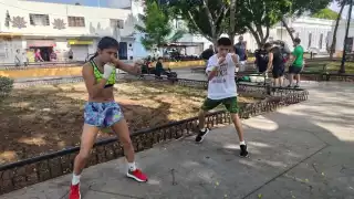 Se informó que las personas habrían estado en el acceso principal, por lo que se les solicitó realizar la actividad en otro espacio de este mismo sitio