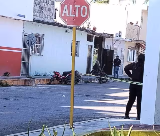 El baleado fue trasladado de urgencia por sus familiares en un vehículo particular al hospital general de la ínsula, pero llegó sin signos vitales al nosocomio