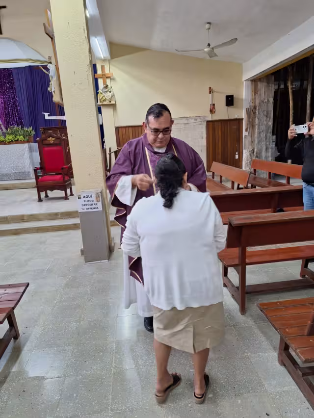 Durante la homilía, el párroco Juan Gabriel Contreras pidió a los creyentes a abandonar los vicios, especialmente el cigarro, y a practicar la humildad en este tiempo litúrgico