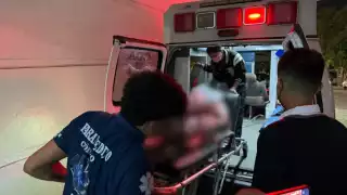 Después de ser ataco, huyó a un minisuper pidiendo ayuda, donde un trabajador llamó a emergencias