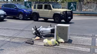 Conductora provoca choque con motociclista en la avenida Colosio