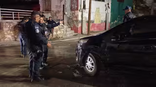 Impacto frontal bloquea la vialidad en colonia Polvorín