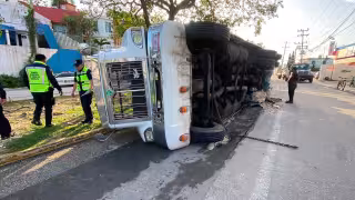 Hundimiento de asfalto provoca volcadura en colonia Miguel Hidalgo