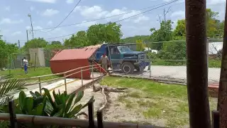 Accidente en Mayatecúm I: jardin de niños sufre daños por volquete