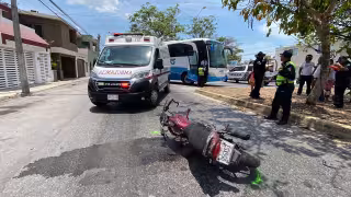 Autobús ATS impacta a motociclista en Avenida Casa de Justicia