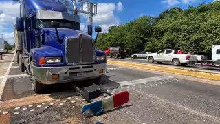 Chofer de tractocamión destruye torreta de filtro de seguridad en San Francisco Kobén
