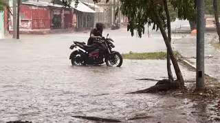Conductores y motociclistas enfrentaron complicaciones por calles inundadas.