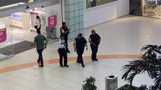 Elementos policiacos llegaron a la plaza para atender el llamado.