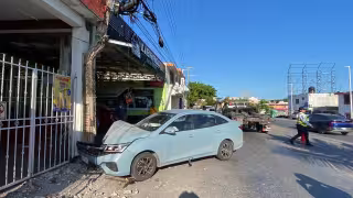 Paramédicos atienden a mujer tras fuerte accidente en avenida Central