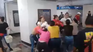 Captan pelea campal entre vendedores del Metro Hidalgo en la CDMX