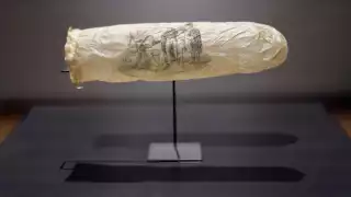El preservativo de 200 años de antigüedad tiene un grabado muy comprometedor.