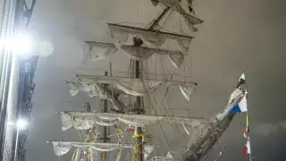 Momento exacto en el que el Buque Escuela Cuauhtémoc choca contra el puente de Brooklyn en Nueva York 