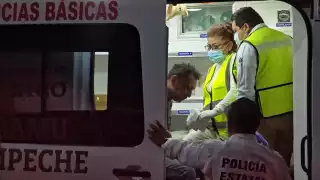 Sujeto herido en pelea es auxiliado por paramédicos en juzgados cívicos