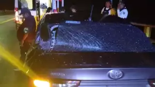 Aparatoso choque entre tractocamión y automóvil  sobre el Puente de la Unidad en Ciudad del Carmen