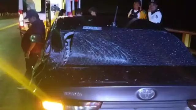 El auto familiar presentó con daños de consideración luego del impacto con el tráiler.