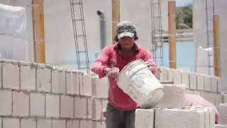 Trabajadores de la construcción en Ciudad del Carmen enfrentan riesgo por golpes de calor.