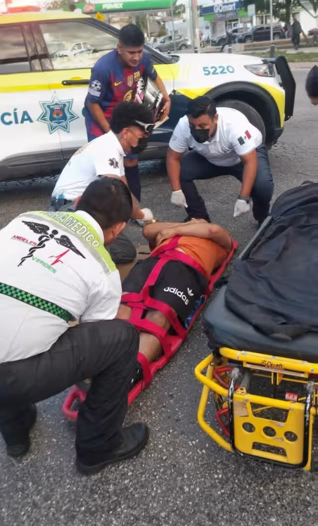 Elementos de los cuerpos de emergencia atendieron a la víctima.
