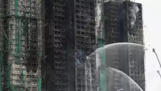 Bomberos luchan contra incendio que deja 44 muertos en un complejo residencial de Hong Kong