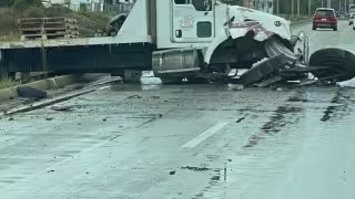 Caos vial en carretera Puerto Morelos-Cancún: Camión de carga termina fuera de la vía