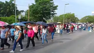 Maestros cerraron la avenida Internacional de Mérida