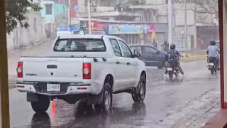La lluvia sorprendió la tarde de este viernes en la ciudad de Campeche y anticipa un fin de semana con clima inestable.