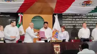 El secretario de Gobierno, Armando Toledo Jamit, entregó la Glosa del Tercer Informe de Gobierno al Poder Legislativo de Campeche.