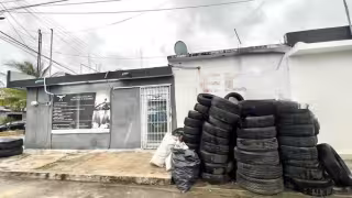 Vecinos de colonia Miraflores reportan acumulación de llantas en vía pública