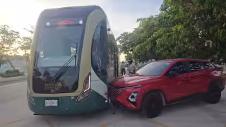 Una camioneta Omoda y una unidad del Tren Ligero protagonizaron un choque este miércoles sobre la avenida Héroe de Nacozari.