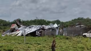 Fuerte turbonada dejó severos daños en Bacabchén.