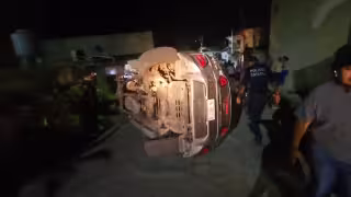 Camioneta vuelca en la colonia Polvorín de Campeche tras apagarse en una pendiente