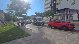Un niño resultó lesionado mientras cruzaba una transitada vialidad en la capital campechana.