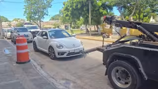 La Policía Estatal aseguró a un automovilista en la Alameda de Paula Toro por violaciones de tránsito.