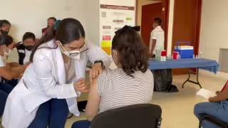 La vacuna es segura, gratuita y eficaz para prevenir varios tipos de cáncer, incluido el cervicouterino.