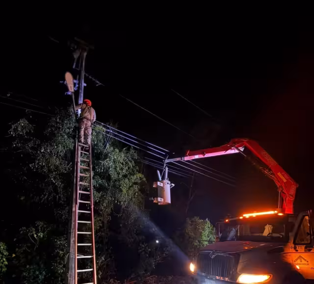 El nuevo transformador fue instalado alrededor de las 23:00 horas y el servicio se restableció cerca de la 1:00 de la madrugada