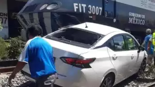 Conductor  es arrastrado por el Tren Interoceánico al intentar ganarle el paso 