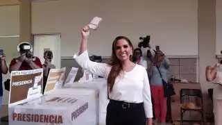 Mara Lezama llega a votar en la Casa de la Cultura de Cancún