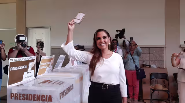 Mara Lezama llegó a depositar su voto en Cancún