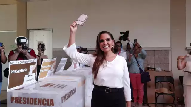 Mara Lezama llegó a depositar su voto en Cancún