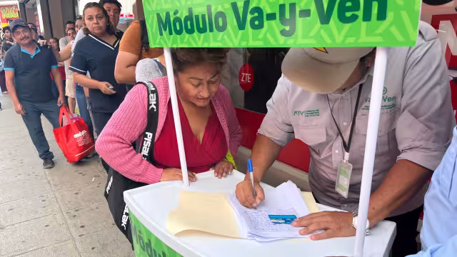 Cientos de personas asistieron este lunes a los puntos de canje de la ATY para realizar el cambio de la tarjeta Va y Ven