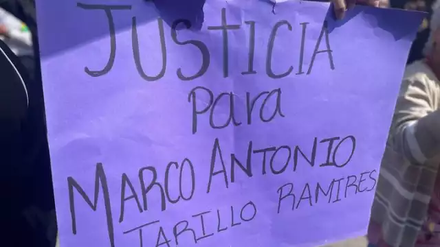 En el bloqueo familiares y amigos exigieron justicia para el joven.