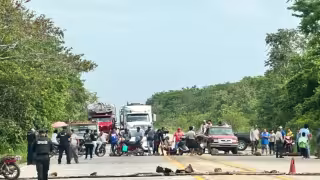 Habitantes de cuatro comunidades rurales de Bacalar bloquearon la carretera federal conocida como la "Vía Corta a Mérida"
