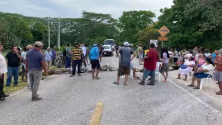Habitantes de Ich-Ek bloquean carretera federal; exigen drenaje