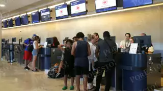 La empresa enfrenta las exigencias de 10 mil auxiliares de cabina, afectando a más de 130 mil pasajeros al día. La compañía ofrece hospedaje y reubicación a los afectados.