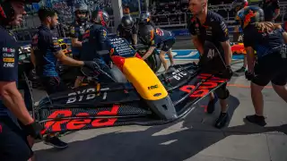 Red Bull en acción en el boxes