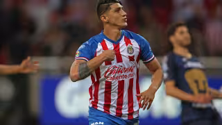 Alan Pulido sale mal de Chivas