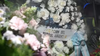 Corona de flores de parte de la selección de argentina