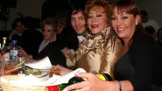 Silvia Pinal junto a dos de sus hijos